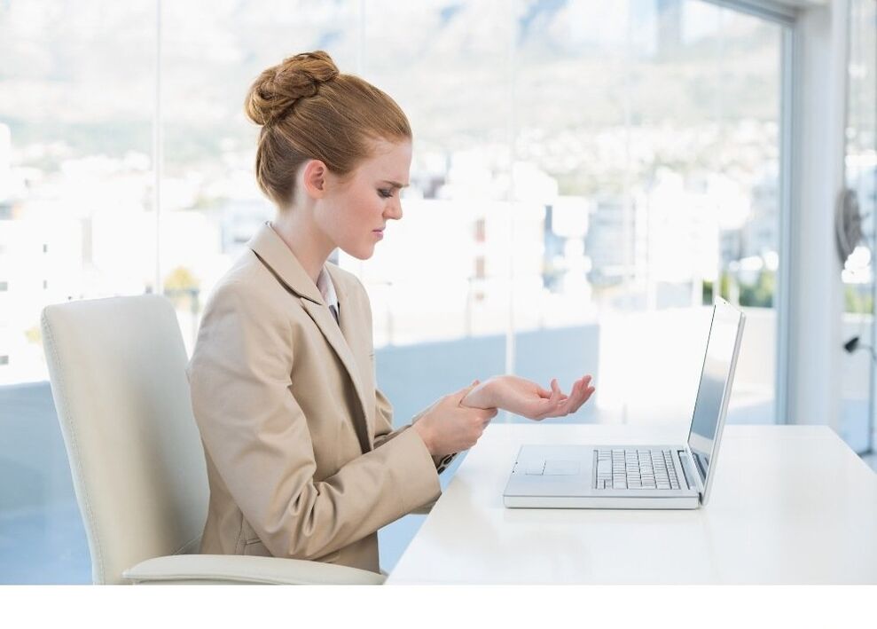 Symptoms of arthrosis of the wrist joints due to computer work